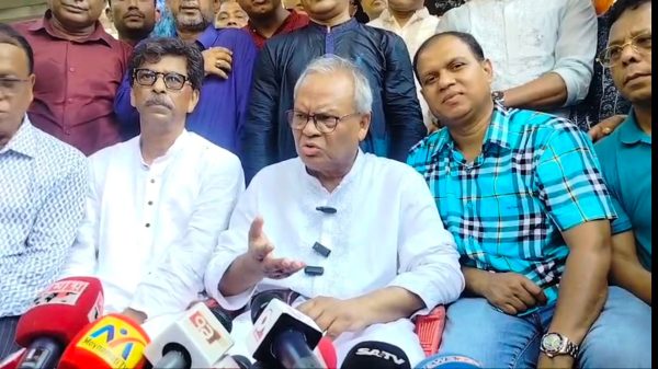 বাংলাদেশকে অস্থিতিশীল করতে বড় ধরনের সিরিজ নাশকতা,দেশী এবং বিদেশি শক্তির হাত রয়েছে-রুহুল কবির রেজভী এম কে নুর আলম লাগাতার অগ্নিকাণ্ডের ঘটনা হাসিনা বিহীন বাংলাদেশ ঠিকমতো চলছে না আন্তর্জাতিকভাবে দেখানোর দেশীয় ও বিদেশী শক্তির ষড়যন্ত্র। বিএনপি'র যুগ্ম মহাসচিব রুহুল কবির রিজভী সোমবার(২০ অক্টোবর) কুমিল্লা চৌদ্দগ্রামের মুন্সিরহাট ইউনিয়নের ফুলমুড়ি গ্রামে অন্ধ কণ্ঠশিল্পী জাহাঙ্গীর আলমকে দেখতে এসে সাংবাদিকদের সঙ্গে কথা বলতে গিয়ে এই মন্তব্য করেন তিনি। এ সময় তিনি বলেন এসব অগ্নিকাণ্ড কিংবা বিশৃঙ্খলা ফেব্রুয়ারির নির্বাচনে কোন বাধা হবে না। এরপরও সরকার এসব বিষয়ে নজর দিতে হবে। রুহুল কবির রিজভী আরও বলেন, আমরা মনে করি যে নির্বাচন কমিশন এখন পর্যন্ত তাদের যে দৃঢ়তা তারা দেখিয়েছেন, সবাইকে একত্রিত করা, নীতির প্রশ্নে যে প্রশ্নগুলো নির্বাচন কমিশনের আইনের মধ্যে পড়ে না বা রাষ্ট্রীয় আইনের মধ্যে পড়ে না সেই ব্যাপারে তাদের দৃঢ় অবস্থান। সব মিলিয়ে এখন পর্যন্ত আমরা যেটা দেখতে পাচ্ছি সেটা হল নির্বাচন কমিশনের পক্ষে একটি অবাধ সুষ্ঠু ও ইনক্লুসিভ নির্বাচন সম্পন্ন করা সক্ষম। বক্তব্যে সাংবাদিকদের এক প্রশ্নের জবাবে বিএনপি যুগ্ম মহাসচিব রুহুল কবির রিজভী বলেন প্রশাসনের ভিতর দোসরদের যে লোকরা আছে এদের বিরুদ্ধে দ্রুত ব্যবস্থা গ্রহণ করুন। উল্লেখ্য, সম্প্রতি কুমিল্লার চৌদ্দগ্রামের প্রত্যন্ত গ্রামের অন্ধ কন্ঠশিল্পী জাহাঙ্গীর আলম বিএনপি'র ভারপ্রাপ্ত চেয়ারম্যান তারেক রহমানকে নিয়ে একটি গান পরিবেশন করেন। পরে সেটি সামাজিক যোগাযোগ মাধ্যমে ভাইরাল হয়। গানটি নজরে আসে বিএনপির ভারপ্রাপ্ত চেয়ারম্যান তারেক রহমানের। সোমবার তারেক রহমানের নির্দেশে জাহাঙ্গীর আলমের বাড়িতে আসেন বিএনপির যুগ্ম মহাসচিব রুহুল কবির রিজভী। এর আগে চান্দিনায় জুলাই আন্দোলনের নিহত এক শহীদের কবর জিয়ারত করেন তিনি।এ সময় অন্যান্যদের মধ্যে উপস্থিত ছিলেন বিএনপি চেয়ারপারসনের উপদেষ্টা হাজী আমিন এর রশিদ ইয়াছিন, কুমিল্লা বিভাগীয় সাংগঠনিক সম্পাদক অধ্যক্ষ সেলিম ভূঁইয়া, কুমিল্লা দক্ষিণ জেলা বিএনপির সাধারণ সম্পাদক আশিকুর রহমান মাহমুদ ওয়াসিম, সাবেক সদস্য আমিরুজ্জামান আমির, চৌদ্দগ্রাম উপজেলা বিএনপি সভাপতি মো. কামরুল হুদাসহ বিএনপি ও অঙ্গ সংগঠনের নেতাকর্মীরা।